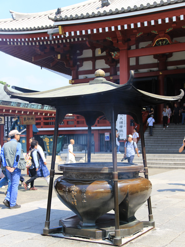 すばるキャブログ お参り前に 浅草寺の常香炉